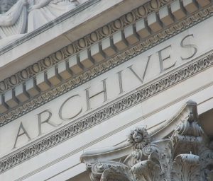 The word archives inscribed on a building